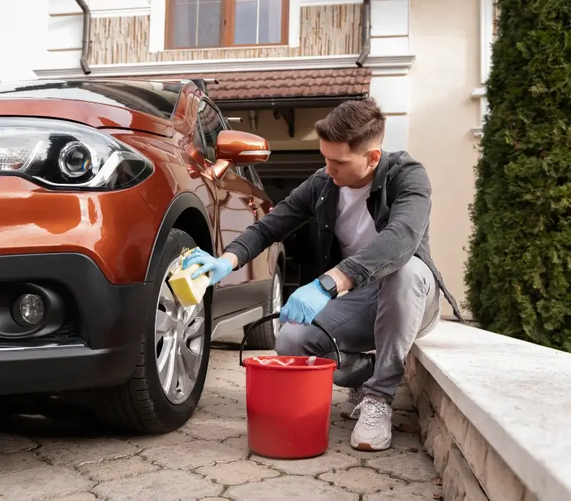 Lavage auto à domicile Plusquellec : professionnel intervenant sur un véhicule